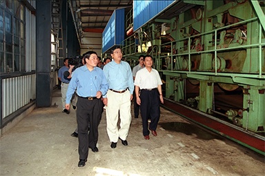 2000年9月19日，時任浙江省委書記張德江一行視察公司