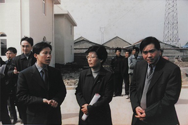 2001年2月20日，時任國家環(huán)保局副局長汪紀戎一行視察公司