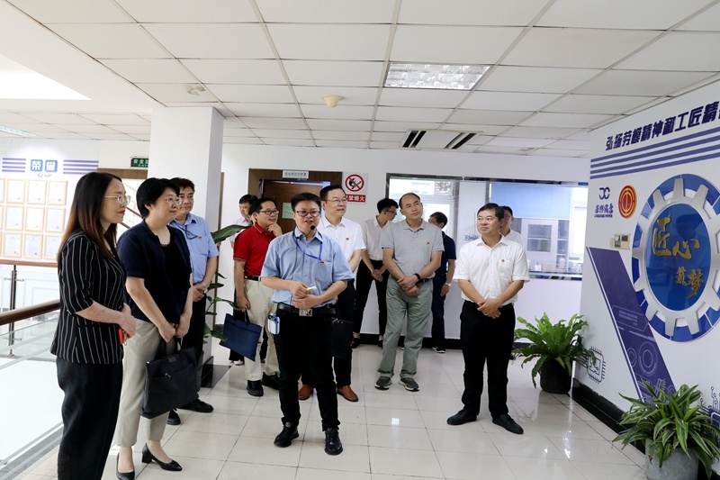 2020年7月14日，時任浙江省總工會黨組成員、副主席張衛(wèi)華一行蒞臨景興紙業(yè)調(diào)研推進新時代產(chǎn)業(yè)工人隊伍建設改革工作
