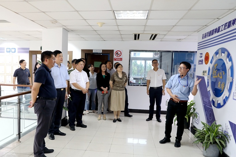 2020年7月29日，時任浙江省政協(xié)常委、社法委副主任、省總工會副主席、一級巡視員董建偉蒞臨景興紙業(yè)調(diào)研新時代工匠培育工作