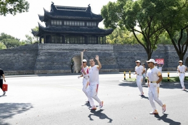 笑臉與熱情刷屏！這名火炬手是景興人！