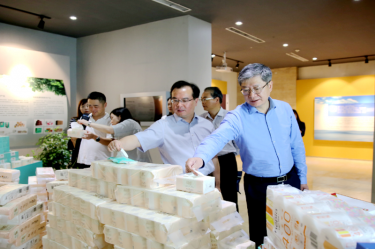 2019年 5月22日，時任浙江省社會組織綜合黨委專職副書記、省民政廳社會組織管理局局長蔡國華蒞臨景興紙業(yè)調(diào)研企業(yè)發(fā)展情況和黨建工作